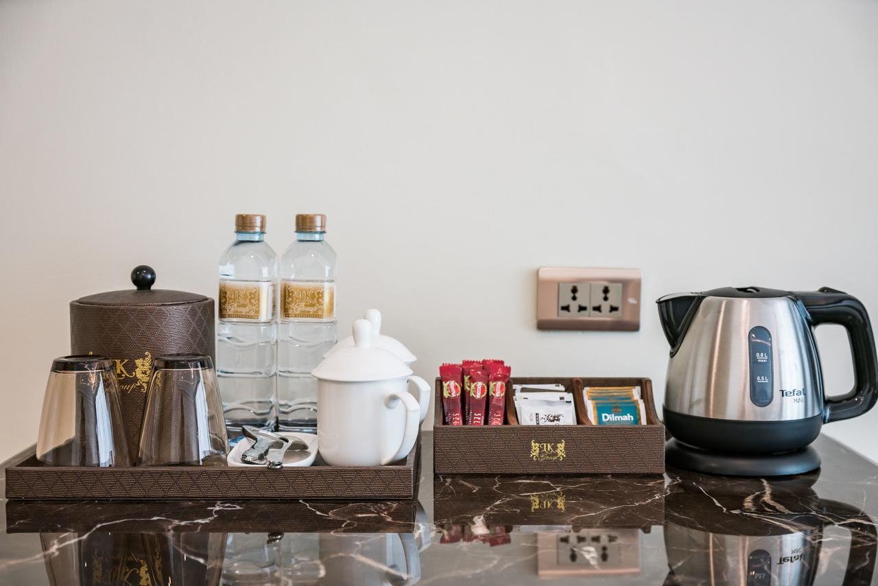 Lk Emerald Beach - Sha Extra Plus Pattaya Zewnętrze zdjęcie A kettle and a tea set in a hotel room