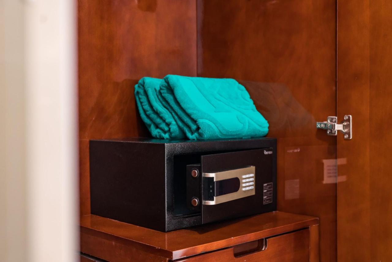 Lk Emerald Beach - Sha Extra Plus Pattaya Zewnętrze zdjęcie A safe in a hotel room
