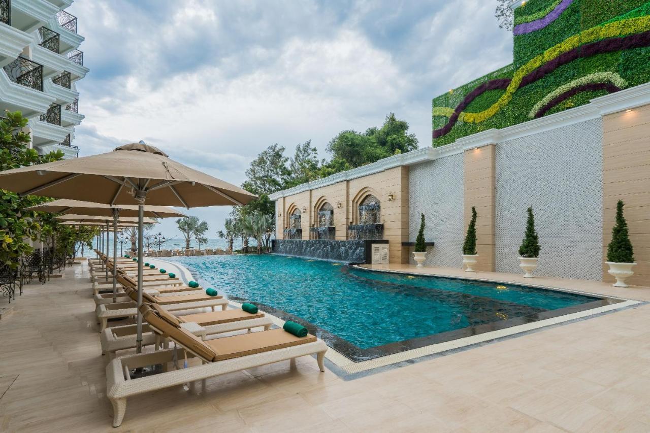 Lk Emerald Beach - Sha Extra Plus Pattaya Zewnętrze zdjęcie The swimming pool at The Royal