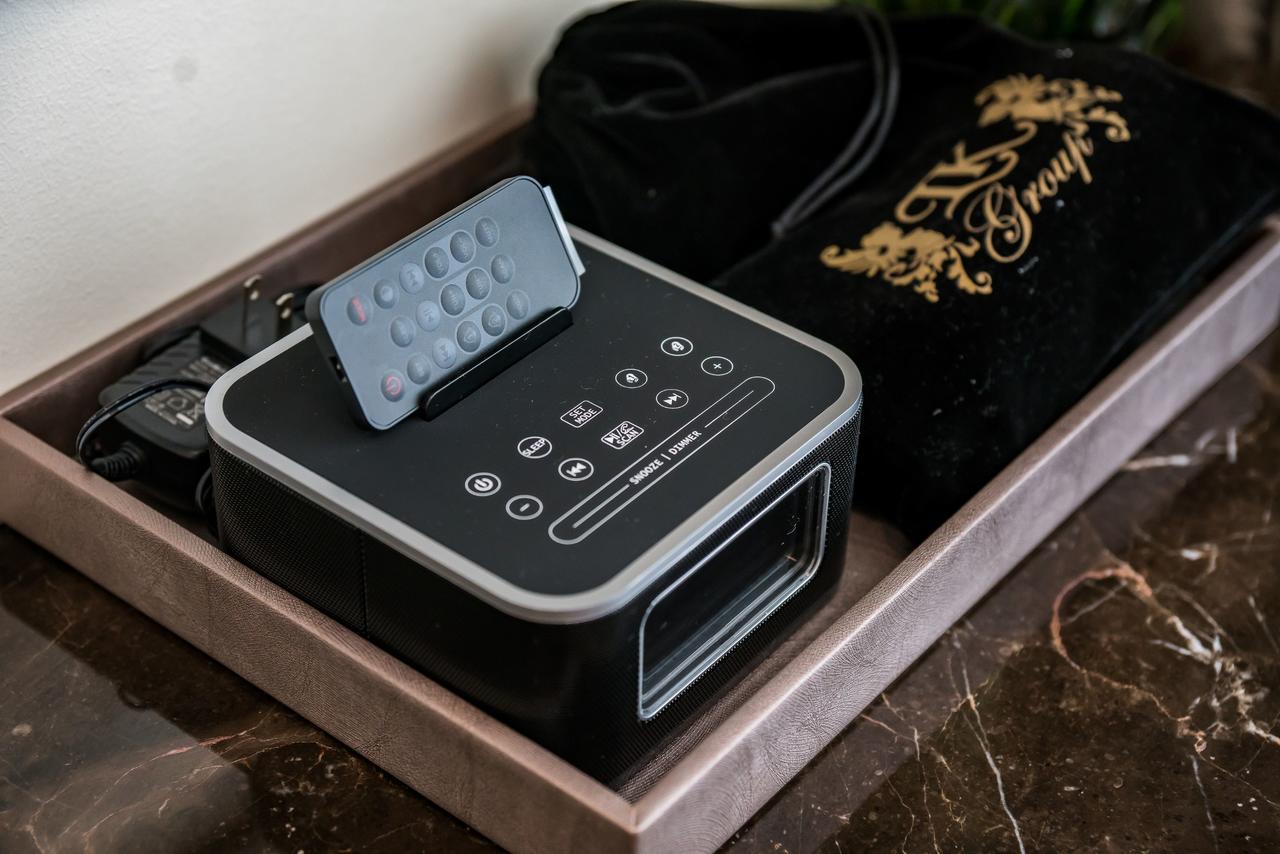 Lk Emerald Beach - Sha Extra Plus Pattaya Zewnętrze zdjęcie A digital alarm clock