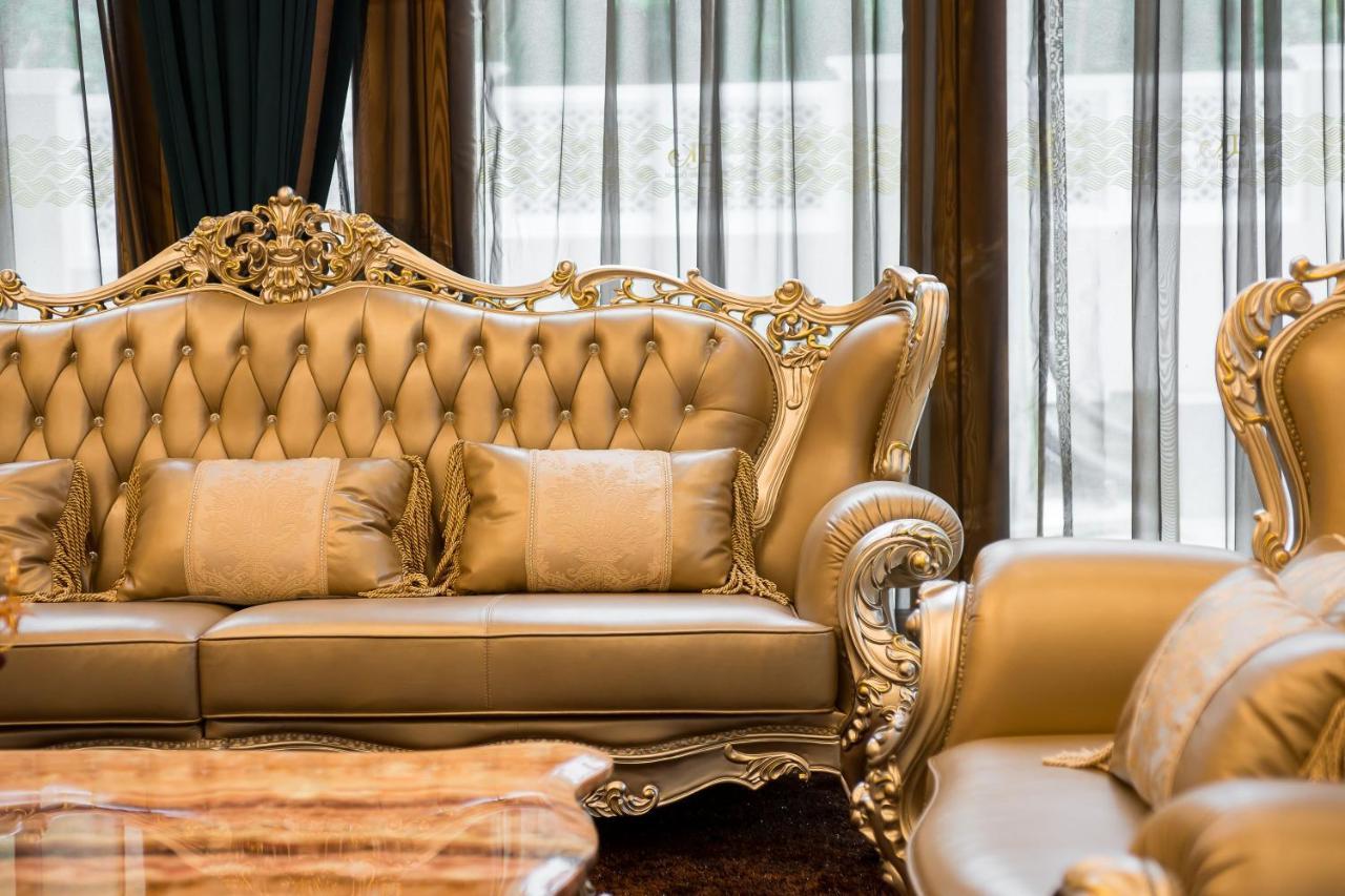 Lk Emerald Beach - Sha Extra Plus Pattaya Zewnętrze zdjęcie A gold sofa