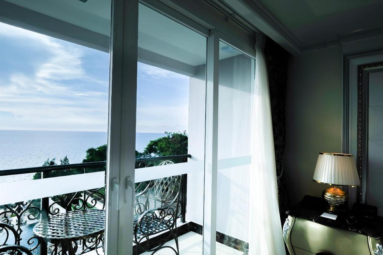 Lk Emerald Beach - Sha Extra Plus Pattaya Zewnętrze zdjęcie A window with a roller blind